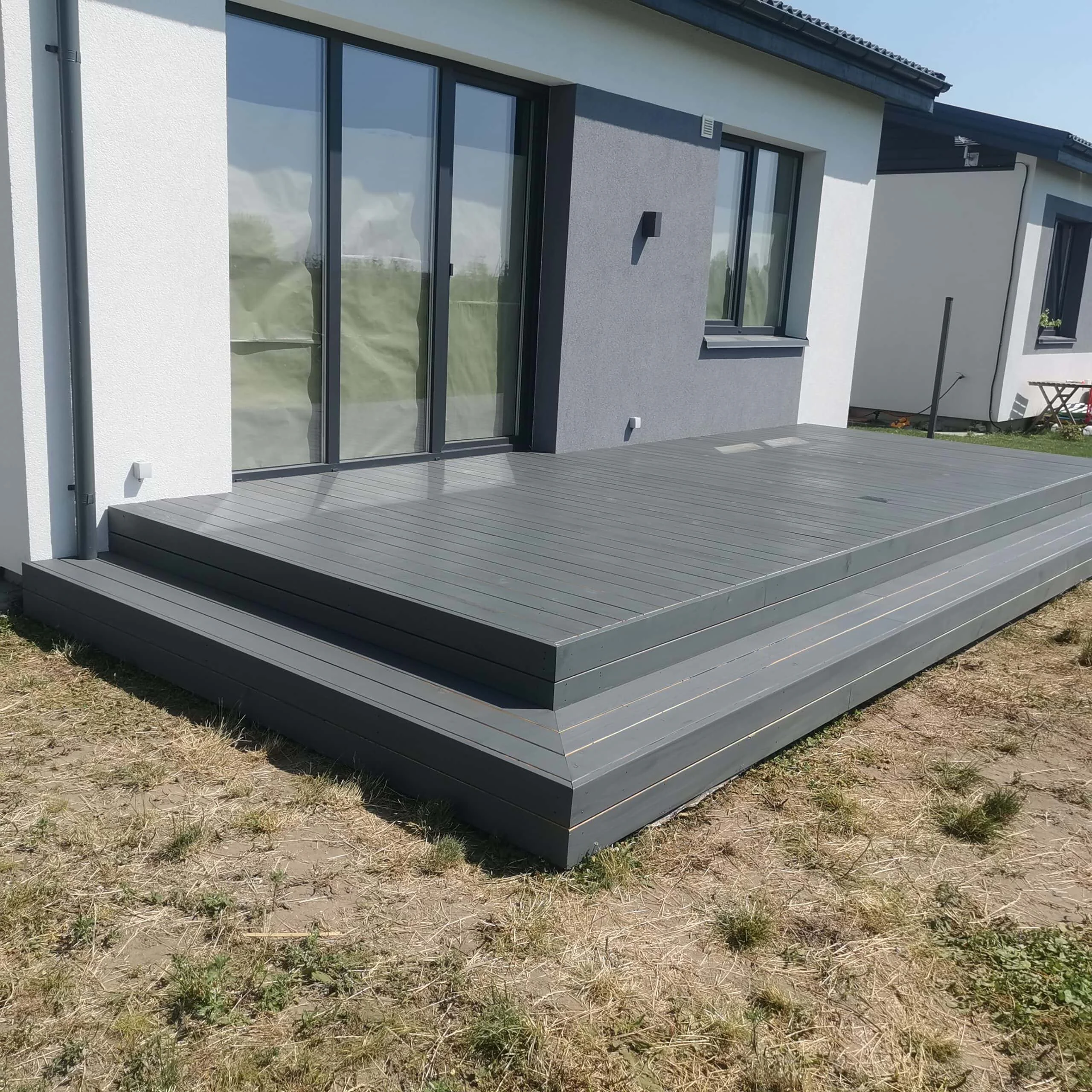 Medinė terasa su laiptu