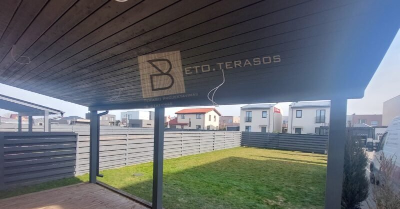 Stoginė virš terasos su vaizdu į kiemą
