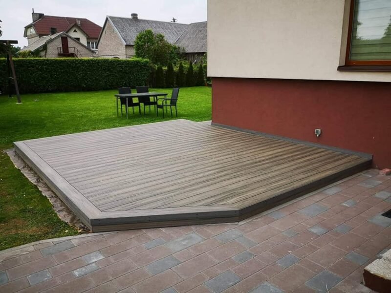 Pilka terasa su skaldos apvadu