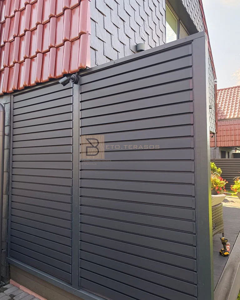 Lauko terasos žaliuzių pavydžiai