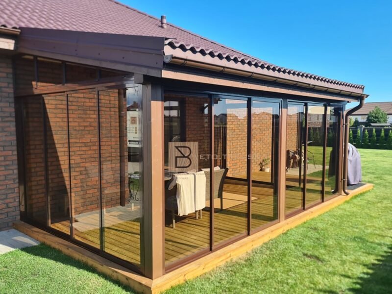 Įstiklinta veranda su mediniu karkasu