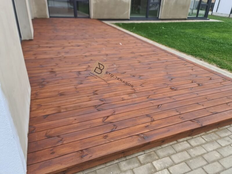 Medinė terasa ant vejos