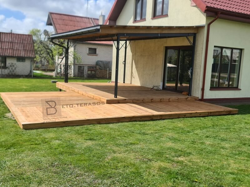 Medinė terasa po stogine ant vejos