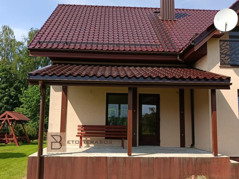 Terasa po stogine prie namo su čerpių stogu