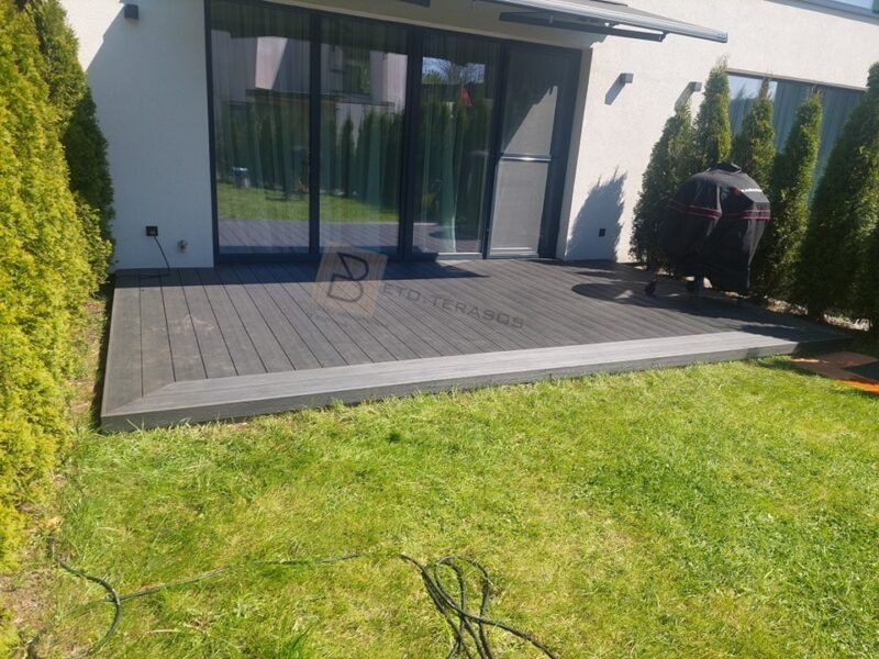 Tamsiai pilka terasa ant vejos
