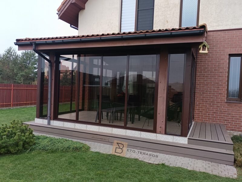 Įstiklinta terasa su tamsiais rėmais ant cokolio