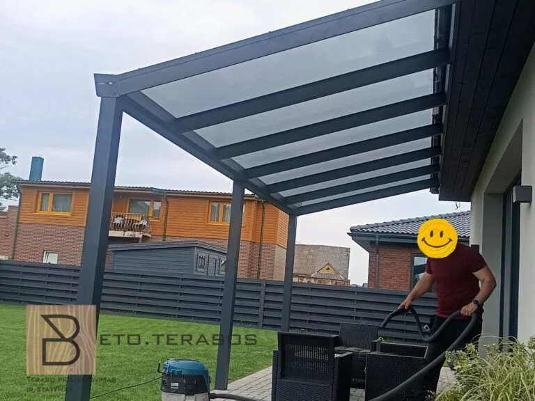 Aliuminio stoginė su skaidriu stogu ir antracito karkasu