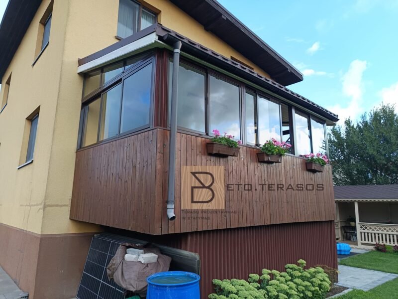 Įstiklintos terasos stogo kraštas ir latakas