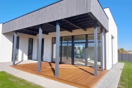 Aliuminio stoginė terasai Klaipėdoje — antracito spalvos profilis